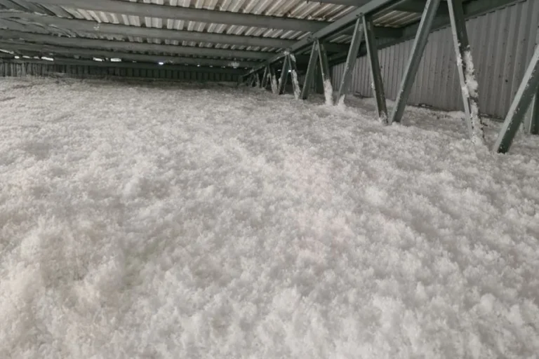 Ocieplenie stropu hali magazynowej szklaną wełną mineralną URSA - Czosnów